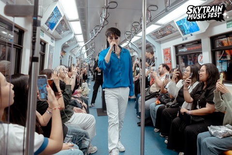 Độc lạ Đông Nam Á: 'Đu concert' ngay trên tàu điện - Ảnh 5.