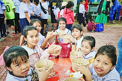 Ngày của phở mang 'Phở yêu thương' đến với Làng Nủ - Ảnh 1. Ngày của phở mang 'Phở yêu thương' đến với Làng Nủ - Ảnh 1.