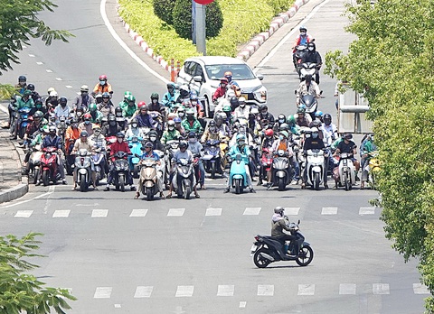 Vượt đèn đỏ, lấn làn: Đừng để trăm người cùng sai - Ảnh 1. Vượt đèn đỏ, lấn làn: Đừng để trăm người cùng sai - Ảnh 1.