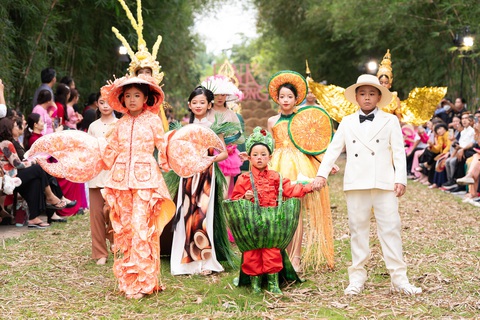 'Người đẹp Tây Đô' Việt Trinh bất ngờ tái xuất sàn catwalk - Ảnh 15. Việt Trinh bất ngờ tái xuất trình diễn áo bà ba Thuận Việt - Ảnh 16.