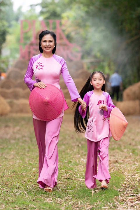 'Người đẹp Tây Đô' Việt Trinh bất ngờ tái xuất sàn catwalk - Ảnh 1. Việt Trinh bất ngờ tái xuất trình diễn áo bà ba Thuận Việt - Ảnh 1.