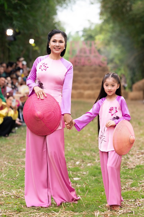 'Người đẹp Tây Đô' Việt Trinh bất ngờ tái xuất sàn catwalk - Ảnh 2. Việt Trinh bất ngờ tái xuất trình diễn áo bà ba Thuận Việt - Ảnh 2.
