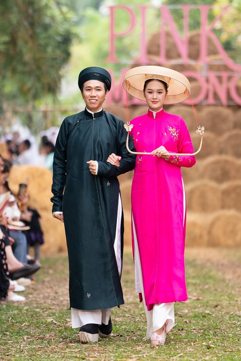'Người đẹp Tây Đô' Việt Trinh bất ngờ tái xuất sàn catwalk - Ảnh 8. Việt Trinh bất ngờ tái xuất trình diễn áo bà ba Thuận Việt - Ảnh 9.