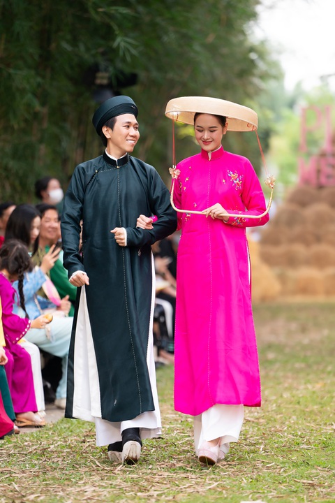 'Người đẹp Tây Đô' Việt Trinh bất ngờ tái xuất sàn catwalk - Ảnh 9. Việt Trinh bất ngờ tái xuất trình diễn áo bà ba Thuận Việt - Ảnh 10.
