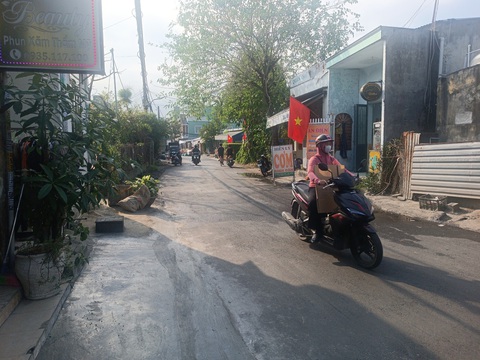 Nhiều tuyến đường Đà Nẵng nát như tương được sửa ngay trước Tết- Ảnh 2. Đường Ngô Chân Lưu đã được thảm lại lớp nhựa ngay trước Tết - Ảnh: MINH NGUYỄN