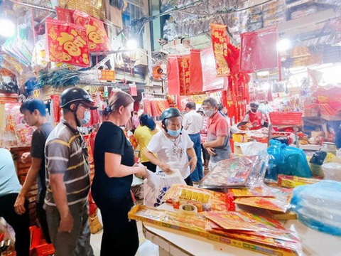 Hăm ba ông Táo chầu trời, bình vôi ở lại chịu đời đắng cay- Ảnh 1. Mua vật phẩm cúng ông Táo tại chợ Thiếc (quận 10, TP.HCM) - Ảnh: NHẬT XUÂ N