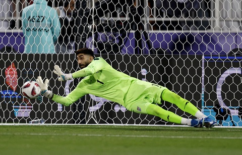 Xác định đủ 8 đội vào tứ kết Asian Cup 2023- Ảnh 3. Thủ thành Beiranvand cản phá thành công - Ảnh: REUTERS