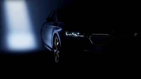 Skoda Octavia 2025 xuất hiện rõ nét trong video mới trước thời điểm ra mắt- Ảnh 1. Skoda Octavia facelift xuất hiện thoáng qua trong video nhá hàng của hãng với phần đèn pha là chi tiết quan sát được rõ nhất - Ảnh cắt từ video, nguồn: Skoda