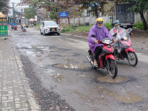 Nhiều tuyến đường Đà Nẵng nát như tương được sửa ngay trước Tết- Ảnh 3. Đường Âu Cơ hư hỏng nặng khiến người dân đi lại khó khăn - Ảnh: MINH NGUYỄN
