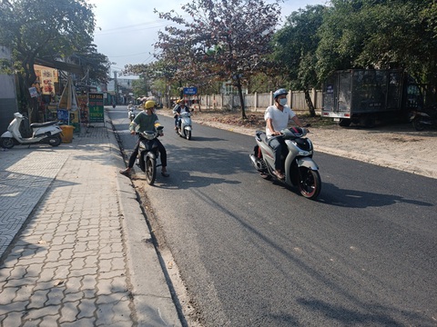 Nhiều tuyến đường Đà Nẵng nát như tương được sửa ngay trước Tết- Ảnh 4. Đường Âu Cơ đã được sửa chữa sạch sẽ, thông thoáng hơn - Ảnh: MINH NGUYỄN