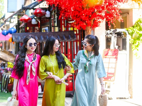 6 điều lắng đọng nên thử khi đón Tết ở TP.HCM- Ảnh 4. Áo dài luôn là trang phục phù hợp và nổi bật trong ngày Tết - Ảnh: PHƯƠNG QUYÊN