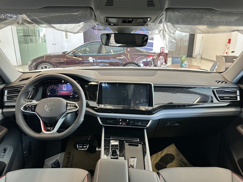 Loạt xe mới về Việt Nam chờ ra mắt: Đa phần là xe Trung Quốc, gây chú ý nhất vẫn là Suzuki Jimny- Ảnh 7. Volkswagen Teramont X tại Việt Nam được trang bị nhiều tiện ích cao cấp như đèn LED ma trận, la-zăng 21 inch, hai màn hình điện tử lớn, hệ thống âm thanh Harman Kardon, cửa sổ trời toàn cảnh. Nhiều tính năng an toàn tiên tiến như hỗ trợ giữ làn đường, phanh tự động, hỗ trợ đỗ xe tự động... - Ảnh: Đại lý Volkswagen/Facebook