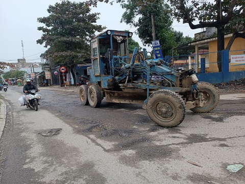 Nhiều tuyến đường Đà Nẵng nát như tương được sửa ngay trước Tết- Ảnh 5. Máy móc công trình hoạt động cấp tập để vá đường, chuẩn bị đón Tết - Ảnh: MINH NGUYỄN