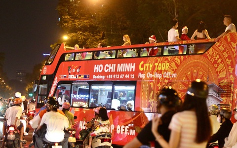 6 điều lắng đọng nên thử khi đón Tết ở TP.HCM- Ảnh 5. Tết này hãy ngồi xe buýt hai tầng ngắm trung tâm thành phố - Ảnh: PHƯƠNG QUYÊN
