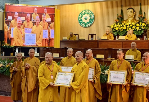 Tặng bằng tuyên dương công đức - Ảnh: HOÀI PHƯƠNG Tặng bằng tuyên dương công đức - Ảnh: HOÀI PHƯƠNG