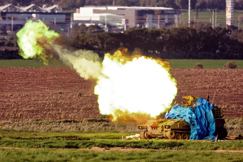 Lực lượng Israel bắn vào Dải Gaza ngày 31-1 - Ảnh: AFP Lực lượng Israel bắn vào Dải Gaza ngày 31-1 - Ảnh: AFP