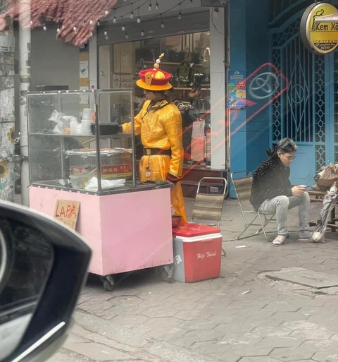 Ảnh vui 1-2: Bánh đồng xu phô mai phiên bản 'nắp cống'- Ảnh 2. Hoàng thượng đi bán đồ ăn vặt.