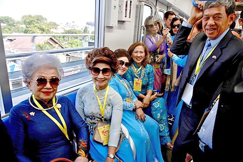 Kiều bào trải nghiệm tuyến metro Bến Thành - Suối Tiên - Ảnh: HỮU HẠNH Kiều bào trải nghiệm tuyến metro Bến Thành - Suối Tiên - Ảnh: HỮU HẠNH