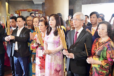 Thứ trưởng Bộ Ngoại giao - Chủ nhiệm Ủy ban người Việt Nam tại nước ngoài Lê Thị Thu Hằng và Phó chủ tịch UBND TP.HCM Võ Văn Hoan dẫn đầu đoàn hơn 100 kiều bào tiêu biểu dâng hương tưởng niệm các vua Hùng - Ảnh: HỮU HẠNH Thứ trưởng Bộ Ngoại giao - Chủ nhiệm Ủy ban người Việt Nam tại nước ngoài Lê Thị Thu Hằng và Phó chủ tịch UBND TP.HCM Võ Văn Hoan dẫn đầu đoàn hơn 100 kiều bào tiêu biểu dâng hương tưởng niệm các vua Hùng - Ảnh: HỮU HẠNH
