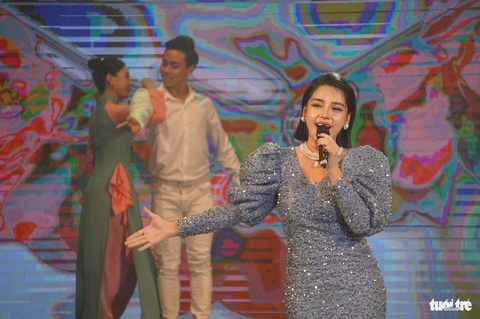 Ca sĩ trẻ Tô Ngọc Hà hát Khúc giao mùa - Ảnh: T.ĐIỂU Ca sĩ trẻ Tô Ngọc Hà hát Khúc giao mùa - Ảnh: T.ĐIỂU