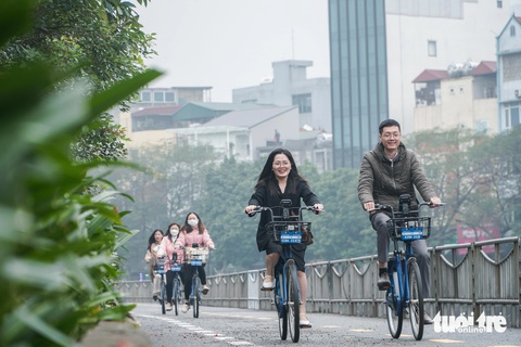 Người Hà Nội trải nghiệm tuyến đường dành cho xe đạp trong ngày đầu mở cửa- Ảnh 1. Người Hà Nội trải nghiệm tuyến đường dành riêng cho xe đạp đầu tiên tại thủ đô - Ảnh: PHẠM TUẤN