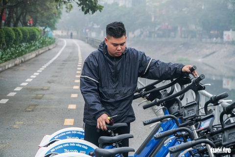 Người Hà Nội trải nghiệm tuyến đường dành cho xe đạp trong ngày đầu mở cửa- Ảnh 3. Một kỹ thuật viên kiểm tra lại hệ thống phanh của xe đạp trước khi người dân trải nghiệm - Ảnh: PHẠM TUẤN
