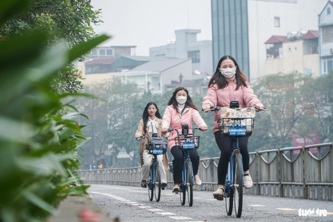 Người Hà Nội trải nghiệm tuyến đường dành cho xe đạp trong ngày đầu mở cửa- Ảnh 5. Sau khi chính thức đưa vào hoạt động, đây là tuyến đường dành cho xe đạp đầu tiên của thủ đô - Ảnh: PHẠM TUẤN