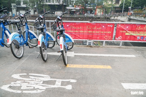Người Hà Nội trải nghiệm tuyến đường dành cho xe đạp trong ngày đầu mở cửa- Ảnh 6. Đường cho xe đạp tổ chức giao thông hai chiều, chiều rộng 3m, bố trí phía sông Tô Lịch; đường đi bộ rộng 1m bố trí phía đường Láng - Ảnh: PHẠM TUẤN