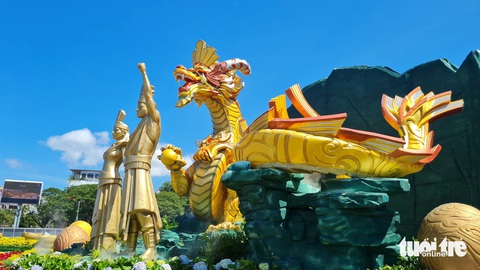 Linh vật rồng chính của Bình Định xuất hiện bên cạnh tượng cha Lạc Long Quân và mẹ Âu Cơ - Ảnh: LÂM THIÊN Linh vật rồng chính của Bình Định xuất hiện bên cạnh tượng cha Lạc Long Quân và mẹ Âu Cơ - Ảnh: LÂM THIÊN