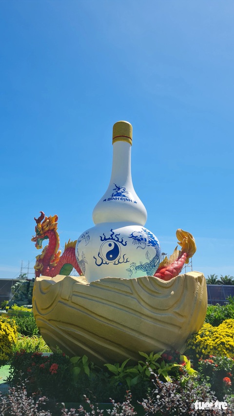 Rượu Bàu Đá - loại rượu nổi tiếng của Bình Định xuất hiện trong khu trưng bày linh vật - Ảnh: LÂM THIÊN Rượu Bàu Đá - loại rượu nổi tiếng của Bình Định - xuất hiện trong khu trưng bày linh vật - Ảnh: LÂM THIÊN