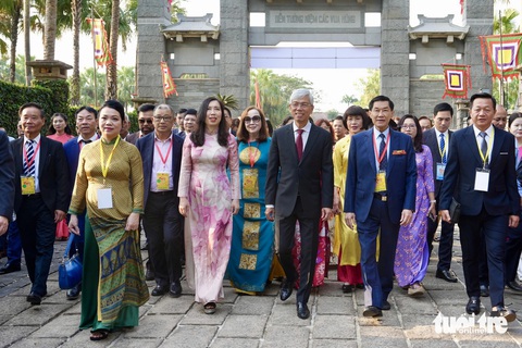 Đoàn đại biểu do Thứ trưởng Bộ Ngoại giao Lê Thị Thu Hằng và Phó chủ tịch UBND TP.HCM Võ Văn Hoan dẫn đầu tham quan Công viên văn hóa - lịch sử dân tộc trong khuôn khổ chương trình Xuân Quê hương 2024 - Ảnh: HỮU HẠNH Đoàn đại biểu do Thứ trưởng Bộ Ngoại giao, Chủ nhiệm Ủy ban Người Việt Nam ở nước ngoài Lê Thị Thu Hằng và Phó chủ tịch UBND TP.HCM Võ Văn Hoan dẫn đầu tham quan Công viên văn hóa - lịch sử dân tộc, trong khuôn khổ chương trình Xuân Quê hương 2024 - Ảnh: HỮU HẠNH