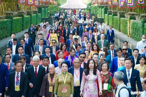 Đoàn đại biểu tiến vào Khu tưởng niệm các vua Hùng nằm trong công viên văn hóa - lịch sử dân tộc - Ảnh: HỮU HẠNH Đoàn đại biểu tiến vào Khu tưởng niệm các vua Hùng nằm trong Công viên văn hóa - lịch sử dân tộc - Ảnh: HỮU HẠNH