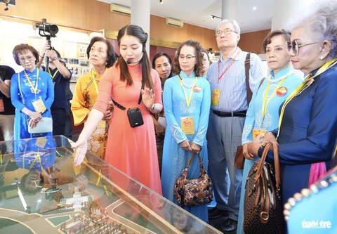 Các đại biểu kiều bào nghe thuyết minh tại Khu tưởng niệm các vua Hùng - Ảnh: HỮU HẠNH Các đại biểu kiều bào nghe thuyết minh tại Khu tưởng niệm các vua Hùng - Ảnh: HỮU HẠNH