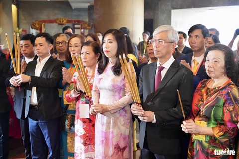 Đoàn đại biểu dâng hương tưởng niệm các vua Hùng - Ảnh: HỮU HẠNH Đoàn đại biểu dâng hương tưởng niệm các vua Hùng - Ảnh: HỮU HẠNH