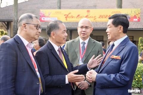 Các đại biểu kiều bào hỏi han, chúc Tết nhau trong khuôn khổ chương trình Xuân Quê hương 2024 - Ảnh: HỮU HẠNH Các đại biểu kiều bào hỏi han, chúc Tết nhau trong khuôn khổ chương trình Xuân Quê hương 2024 - Ảnh: HỮU HẠNH