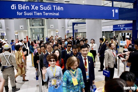Các đại biểu kiều bào trải nghiệm tuyến Metro Bến Thành - Suối Tiên - Ảnh: HỮU HẠNH Các đại biểu kiều bào tham quan ga metro Bến Thành - Ảnh: HỮU HẠNH