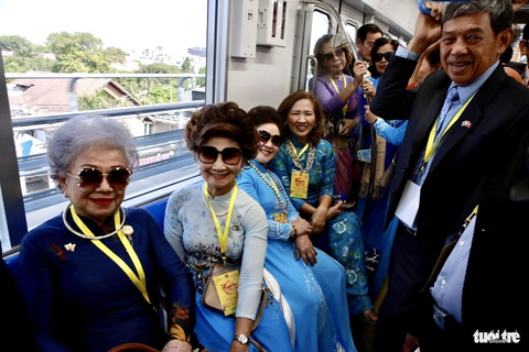 Các đại biểu kiều bào trải nghiệm tuyến Metro Bến Thành - Suối Tiên - Ảnh: HỮU HẠNH Các đại biểu kiều bào trải nghiệm tuyến metro Bến Thành - Suối Tiên - Ảnh: HỮU HẠNH