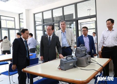 Trường đại học mở không gian đổi mới sáng tạo cho học sinh- Ảnh 1. Lãnh đạo nhà trường cùng doanh nghiệp tài trợ tham quan không gian đổi mới sáng tạo - Ảnh: ĐOÀN NHẠN