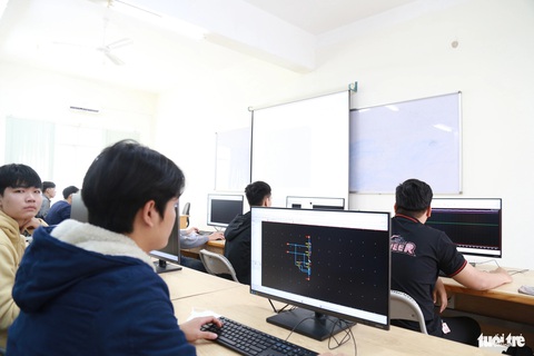 Trường đại học mở không gian đổi mới sáng tạo cho học sinh- Ảnh 3. Phòng thực hành thiết kế vi mạch được đầu tư hệ thống máy tính cài đặt bộ công cụ thiết kế vi mạch chuẩn công nghiệp - Ảnh: ĐOÀN NHẠN
