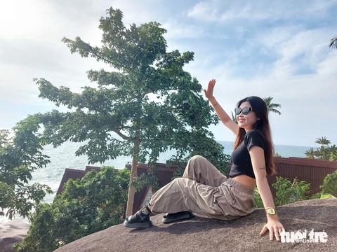 Du lịch Phú Quốc: Khách ngoại ồ ạt đặt tour, khách nội đủng đỉnh như chưa muốn vào- Ảnh 3. Khách du lịch trẻ đi du lịch trải nghiệm ở Hòn Sơn (huyện Kiên Hải) - Ảnh: CHÍ CÔNG