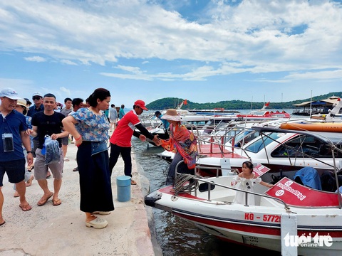 Du lịch Phú Quốc: Khách ngoại ồ ạt đặt tour, khách nội đủng đỉnh như chưa muốn vào- Ảnh 1. Tour ca nô tham quan 4 đảo Phú Quốc luôn được khách du lịch chọn đi chơi - Ảnh: CHÍ CÔNG
