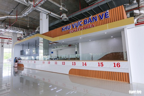 Giáp Tết, 'xe dù, bến cóc' bùng nổ ở TP.HCM, bến xe mới vẫn lèo tèo- Ảnh 2. Chiều 1-2, có mặt tại bến xe Miền Đông mới (TP Thủ Đức), phóng viên ghi nhận khu vực bán vé vắng vẻ, chỉ lác đác vài người đến hỏi mua vé - Ảnh: CHÂU TUẤN