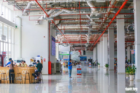 Giáp Tết, 'xe dù, bến cóc' bùng nổ ở TP.HCM, bến xe mới vẫn lèo tèo- Ảnh 4. Hiện nay, bến xe đã phát triển nhiều tiện ích thu hút người dân đến bến như WiFi miễn phí, các quầy bán thức ăn, nước uống, chỗ sạc điện thoại, mở máy lạnh - Ảnh: THU DUNG