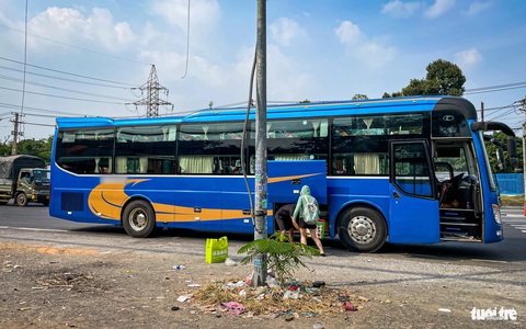 Giáp Tết, 'xe dù, bến cóc' bùng nổ ở TP.HCM, bến xe mới vẫn lèo tèo- Ảnh 9. Lệch về hướng quốc lộ 1 (đoạn trước Trường đại học Nông Lâm TP.HCM, TP Thủ Đức, giáp tỉnh Bình Dương) cũng là điểm nóng "xe dù, bến cóc" trong thời gian này - Ảnh: THU DUNG