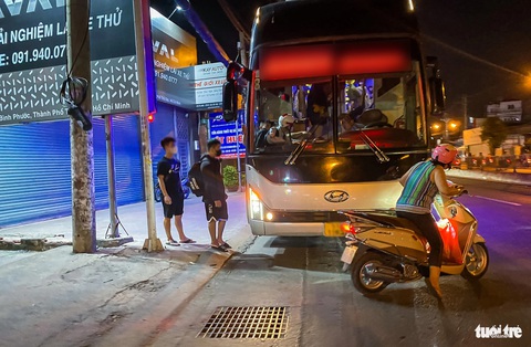 Giáp Tết, 'xe dù, bến cóc' bùng nổ ở TP.HCM, bến xe mới vẫn lèo tèo- Ảnh 12. Một xe đón khách trước cây xăng gần giao lộ Hiệp Bình và quốc lộ 13 (thuộc phường Hiệp Bình Phước, TP Thủ Đức) - Ảnh: THU DUNG