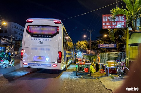 Giáp Tết, 'xe dù, bến cóc' bùng nổ ở TP.HCM, bến xe mới vẫn lèo tèo- Ảnh 13. Tình trạng này thậm chí còn diễn ra phức tạp hơn vào các giờ cao điểm, xe cộ đông đúc gây mất trật tự an toàn giao thông - Ảnh: CHÂU TUẤN
