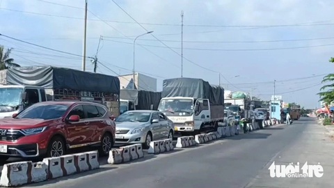 Phà Đình Khao kẹt dài nhiều ngày, tính cách bán vé lưu động- Ảnh 2. Cảnh ùn tắc, kẹt xe tại đường dẫn xuống phà Đình Khao, phía bờ Vĩnh Long - Ảnh: CHÍ HẠNH