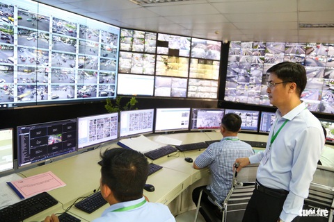 TP.HCM vắng vẻ ngày Tết, hơn ngàn 'mắt thần' vẫn ghi nhận phạt nguội- Ảnh 2. Ông Đoàn Văn Tấn - giám đốc Trung tâm Quản lý điều hành giao thông thông minh - cùng các nhân viên theo dõi cụm camera giao thông tại khu vực sân bay Tân Sơn Nhất chiều 1-2 - Ảnh: PHƯƠNG QUYÊN