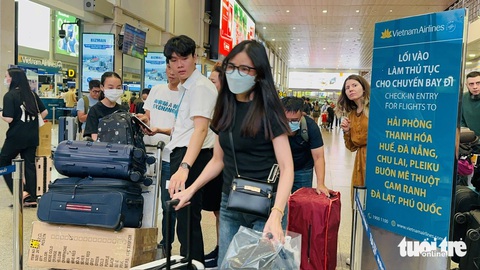 Hành khách được phân luồng di chuyển theo từng đường bay để nhanh chóng hoàn tất thủ tục chuyến bay. Trong ảnh khách đi Vinh, Thanh Hoá... được nhân viên hướng dẫn lối vào khu vực check-in - Ảnh: CÔNG TRUNG Hành khách được phân luồng di chuyển theo từng đường bay để nhanh chóng hoàn tất thủ tục chuyến bay. Trong ảnh: Khách đi tỉnh Thanh Hóa... được nhân viên hướng dẫn lối vào khu vực check-in - Ảnh: CÔNG TRUNG