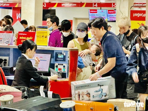 Sân bay Tân Sơn Nhất đông khách hơn nhưng vẫn ổn- Ảnh 4. Các chuyến bay dịp Tết, khách thường mang nhiều quà cáp, các hãng bay khuyến nghị tuân thủ quy định về số ký hành lý, tránh trường hợp "vượt ký, phải đóng thêm tiền" - Ảnh: CÔNG TRUNG